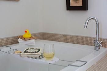 Away In The County Bed And Breakfast Cherry Valley Экстерьер фото